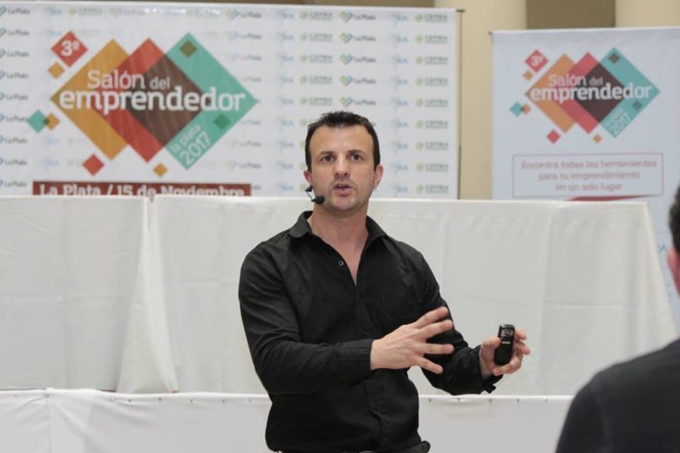 Pablo Cúnsolo explicando con gestos durante una clase de oratoria