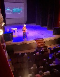 Pablo Cúnsolo en escena en «El Puente», obra de teatro educativo
