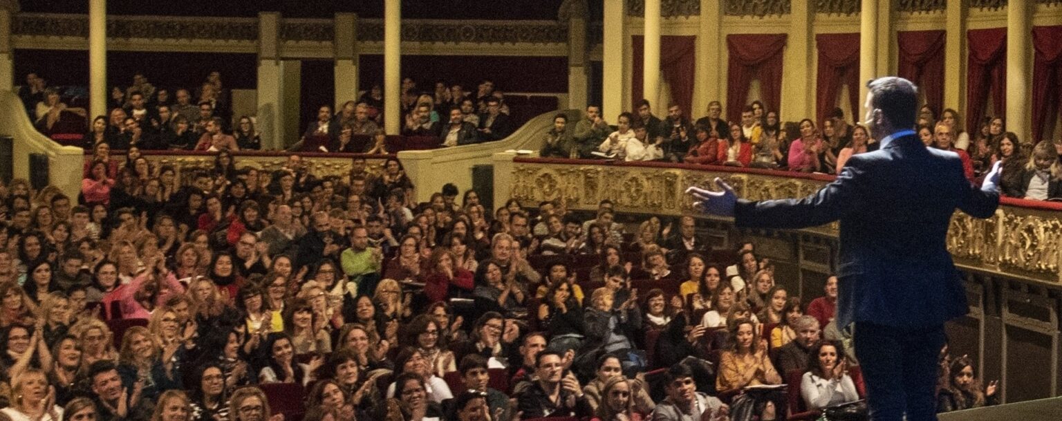 Pablo Cúnsolo dando una conferencia de oratoria ante un teatro lleno