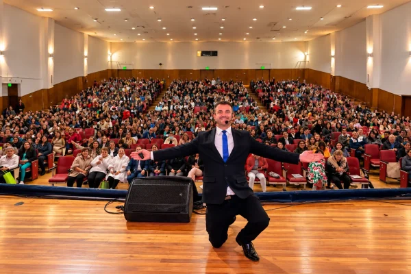 Pablo Cúnsolo con los brazos abiertos frente a un auditorio lleno de público