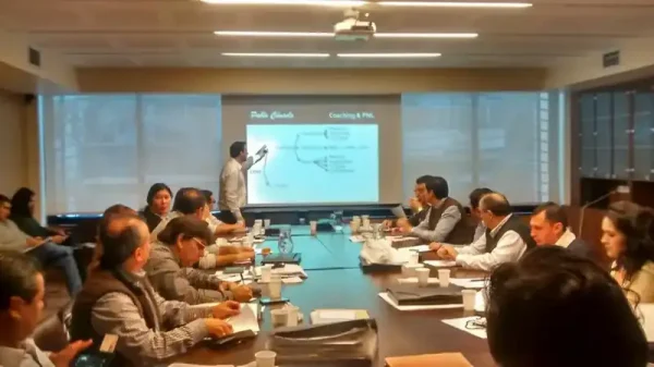 Pablo Cúnsolo dictando una capacitación in company de comunicación para empresas