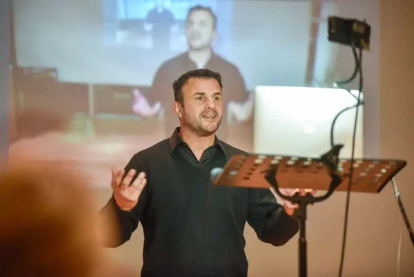 Pablo Cúnsolo dando una conferencia sobre comunicación y oratoria