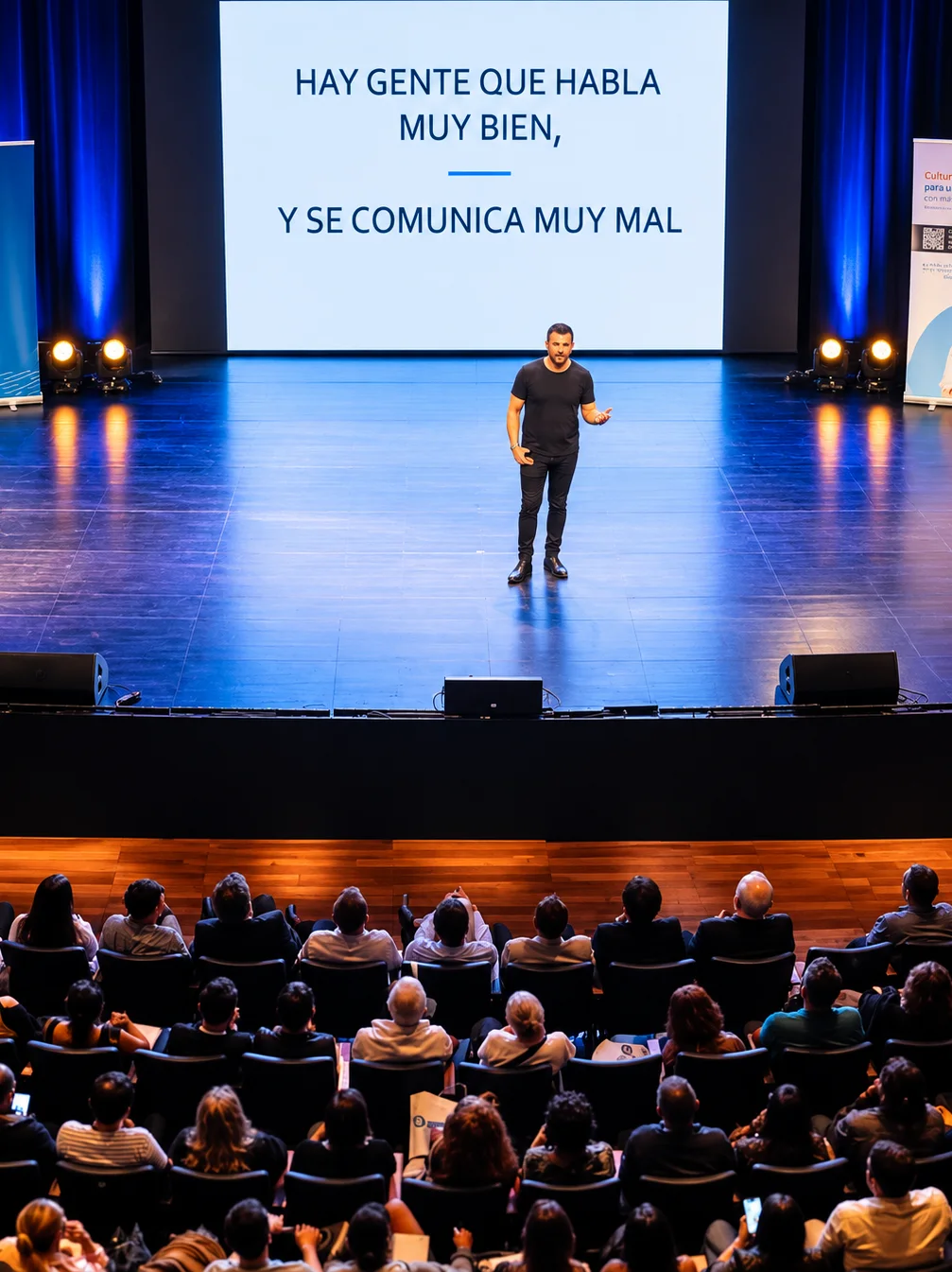 Pablo Cúnsolo en el escenario dando una conferencia sobre comunicación ante un auditorio