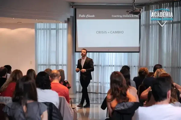 Pablo Cúnsolo enseñando en un taller de oratoria con alumnos